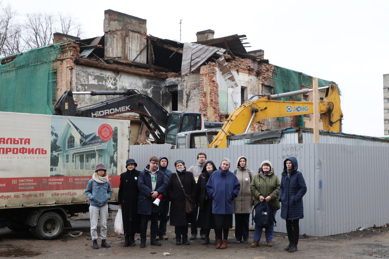 Петербуржцы «обняли» разрушающиеся исторические здания