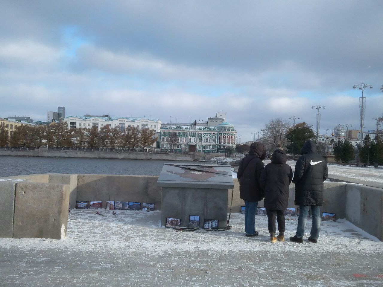 В Екатеринбурге прошли поминки по снесенным памятникам