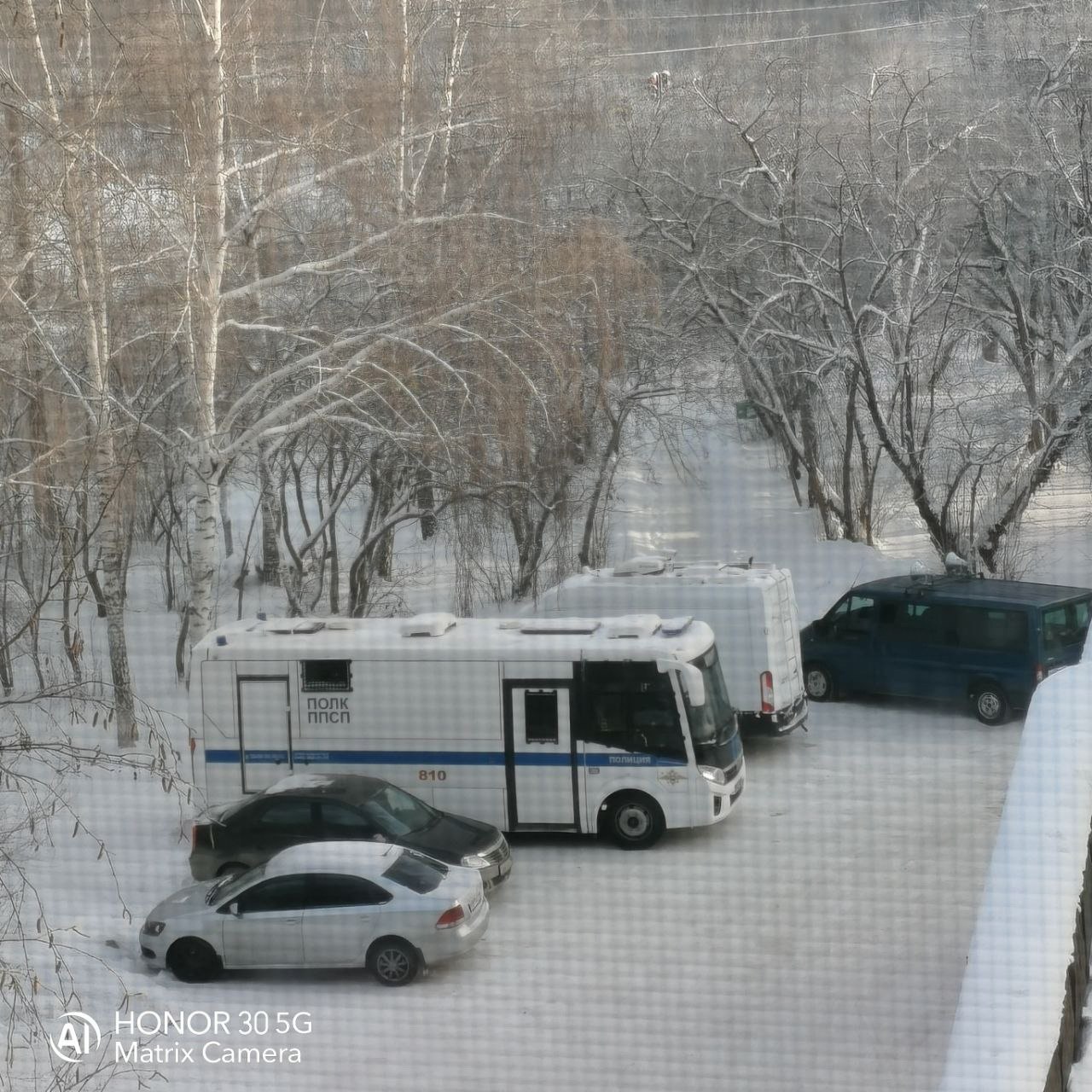 Екатеринбуржцы пригрозили перекрыть улицу, приехали силовики