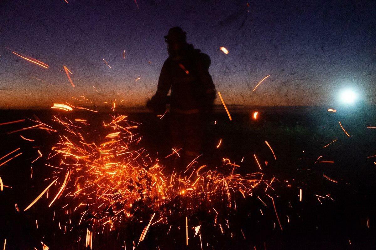 Земля горела. Земля горит. Огни горящие на земле. Земля горит огнём. Сгоревшая земля.