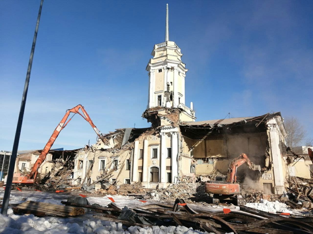 В Петербурге крушат здание «Ленэкспо»