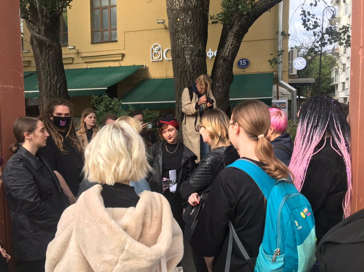Городская дискуссия «Монологи #заЮлю» в поддержку фем-художницы Юли Цветковой
