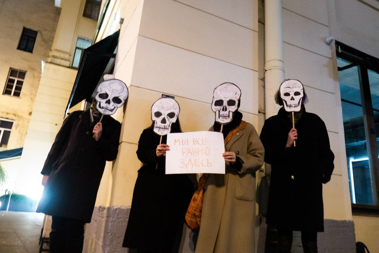 "Сами вы похожи на кладбище": акционисты в Петербурге навестили жителей дома Довлатова