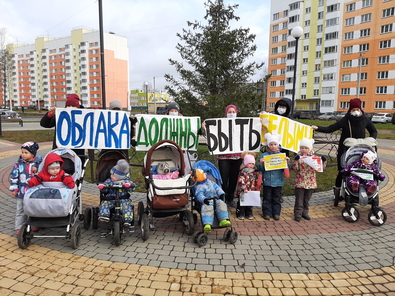 В Кирове жители провели флешмоб с колясками против загрязнения воздуха