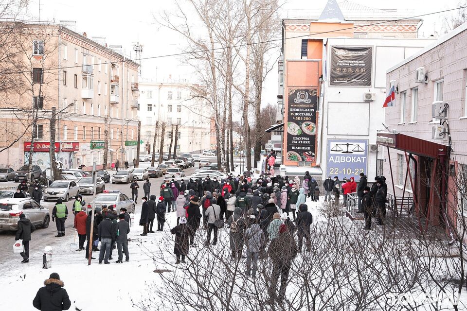 Жители Томска собрались у здания суда в поддержку арестованного мэра Ивана Кляйна
