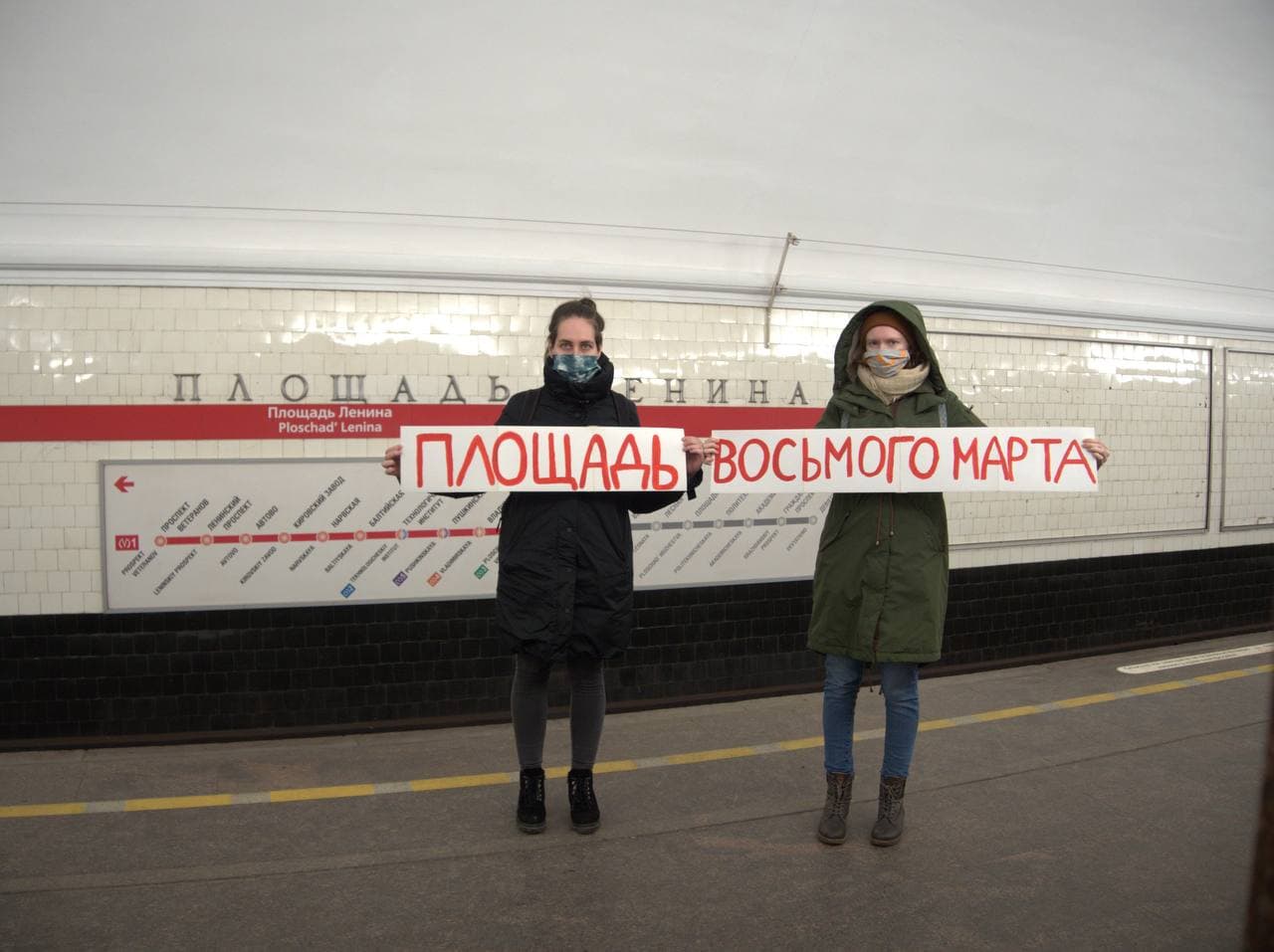 "Свободные радикалки" сделали метро в Москве и в Петербурге женским