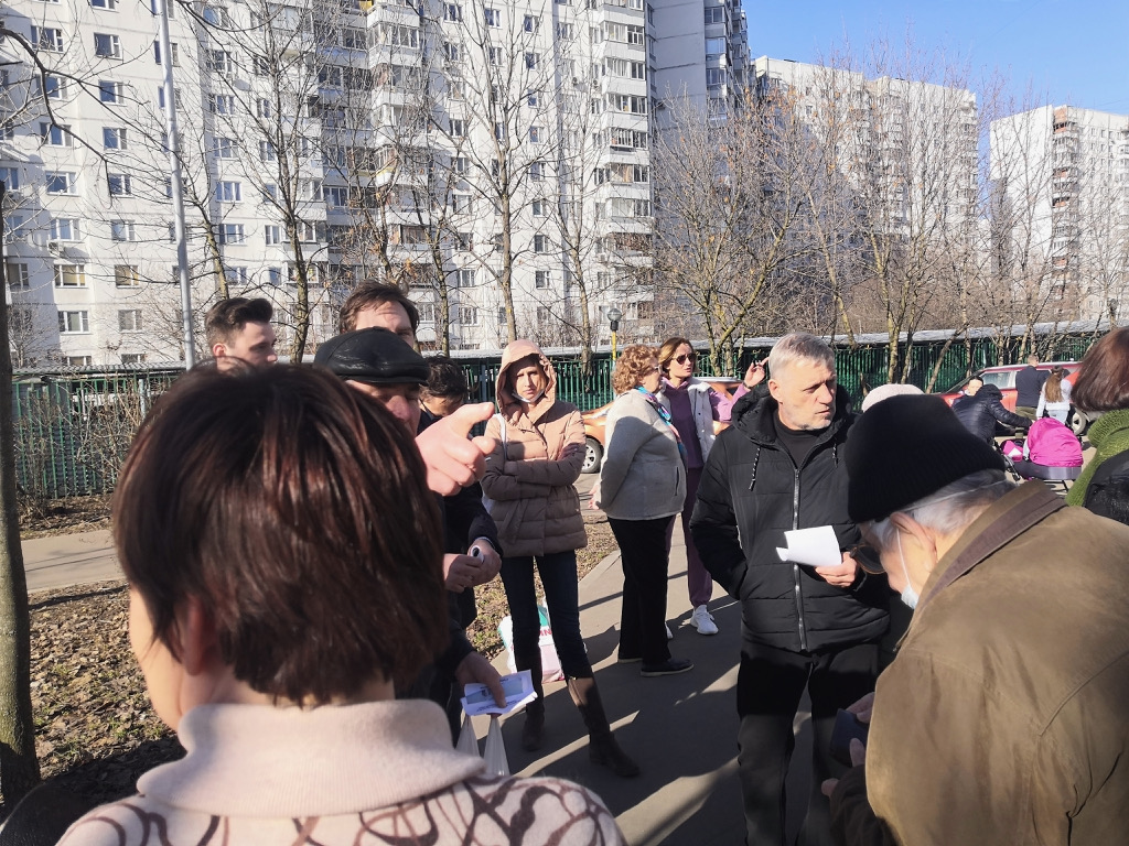 Сход против застройки Крылатских холмов в Москве