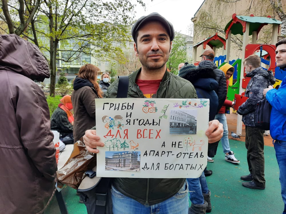Москвичи выступают в защиту сквера на Сретенке