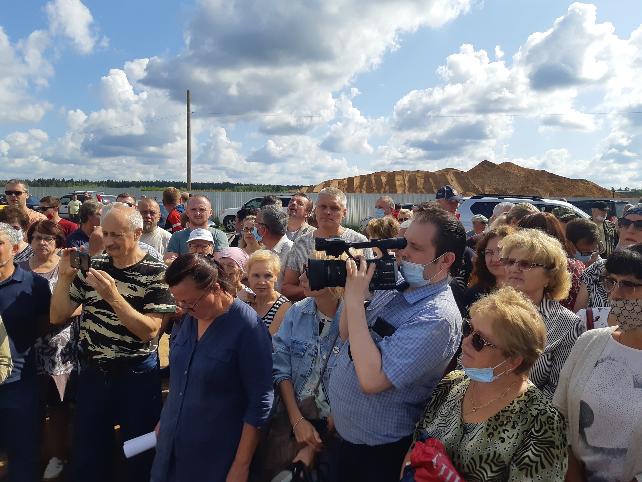 В Подмосковье жители вышли на сход против мусороперерабатывающего завода у деревни Любаново
