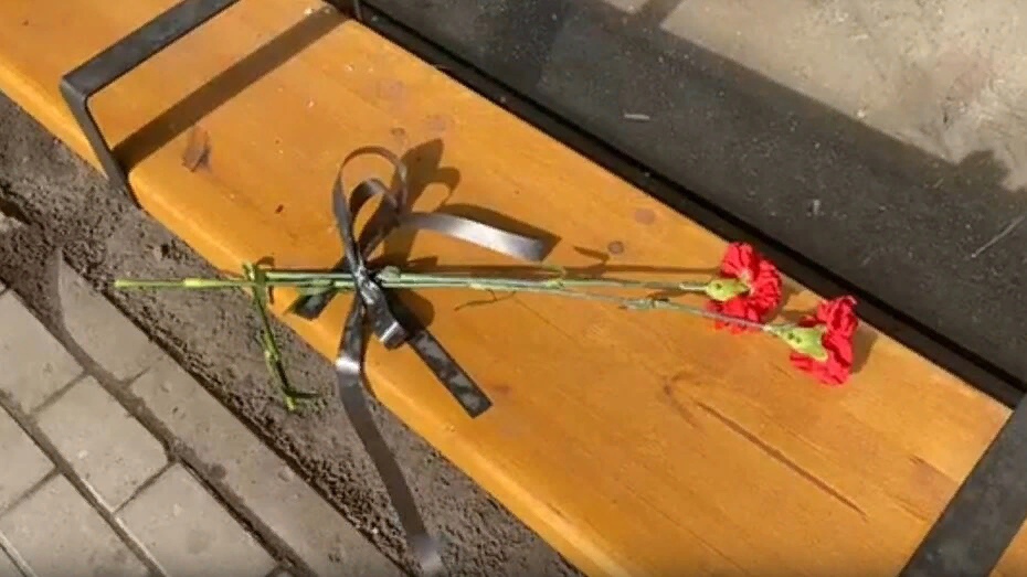 На место взрыва автобуса в Воронеже приносят цветы