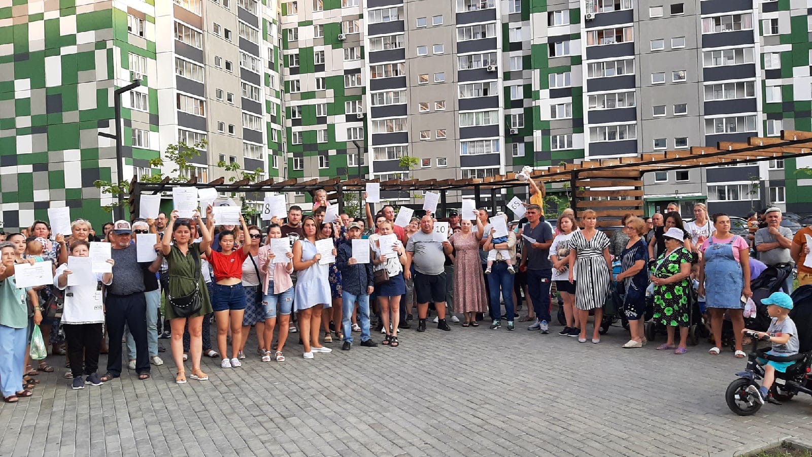 В Челябинске жители вышли на сход, они требуют подключить уличное освещение в новых микрорайонах