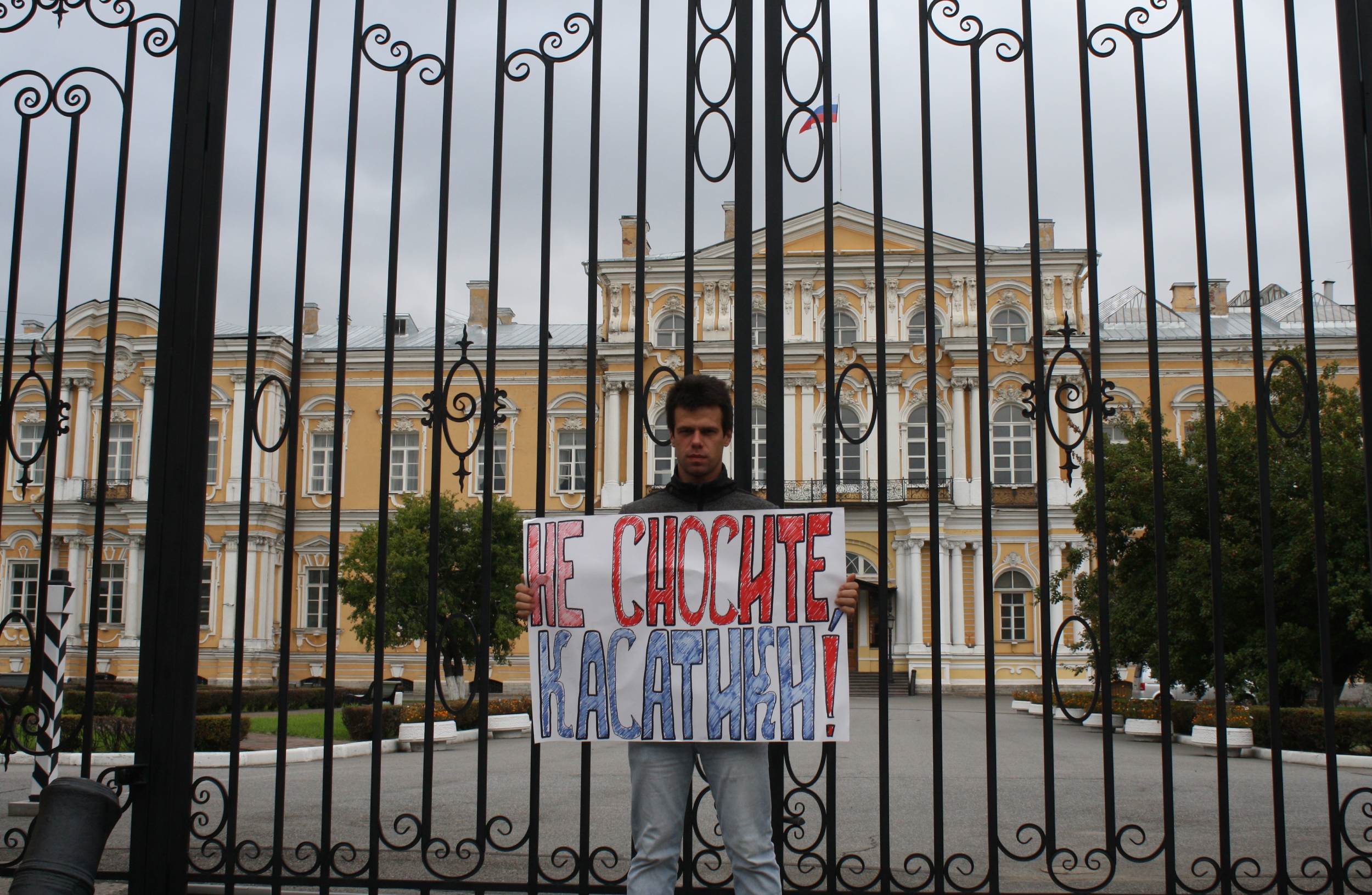 «Не сносите, касатики!». У Воронцовского дворца в Петербурге прошли пикеты против сноса флигелей