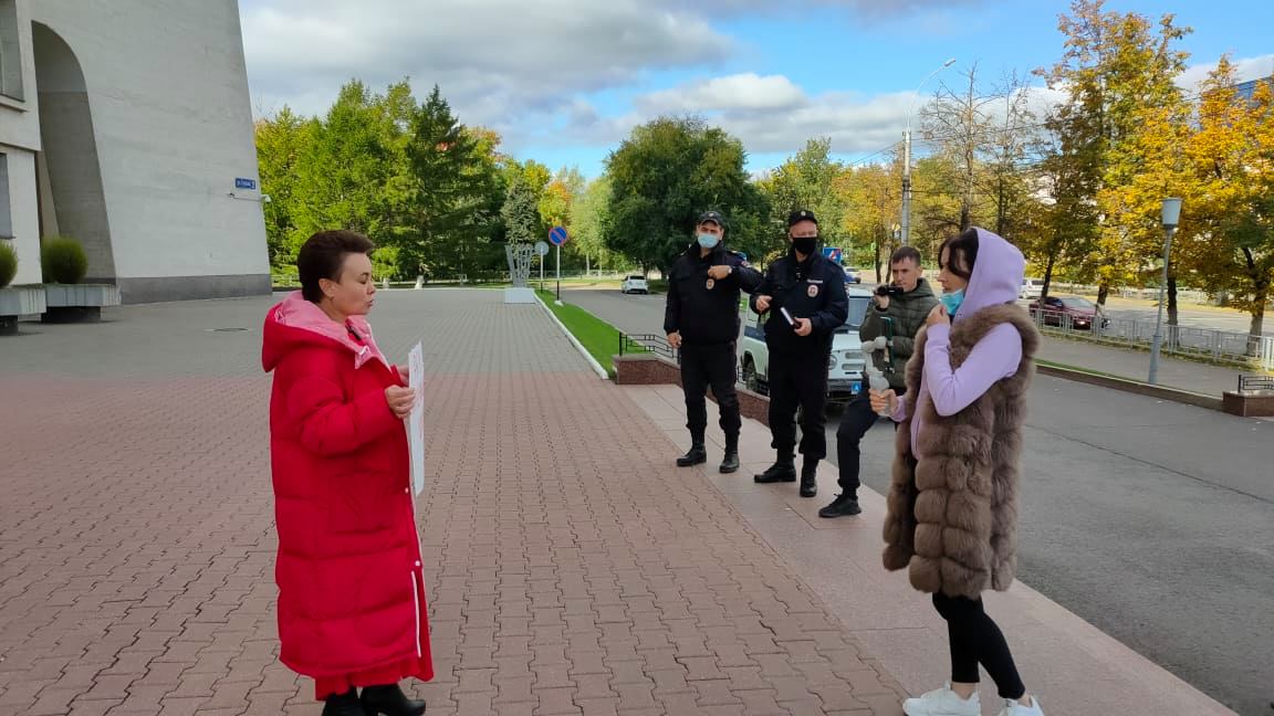 В Вологде кандидат в депутаты проводит пикет возле избиркома