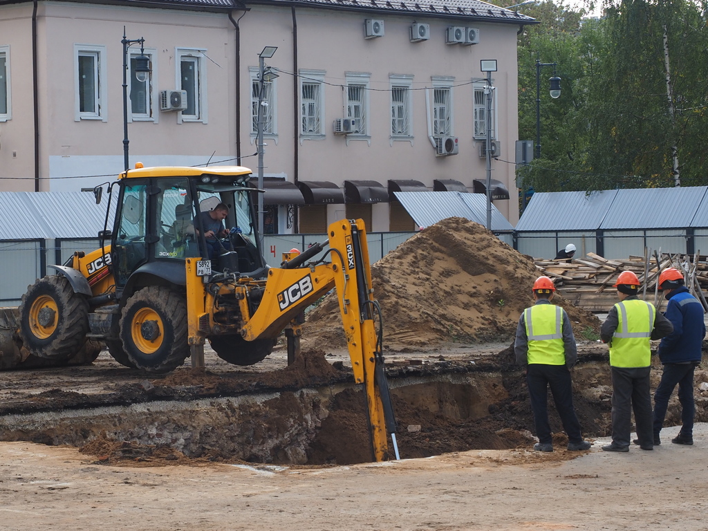 На Сретенке экскаватор засыпает археологический раскоп