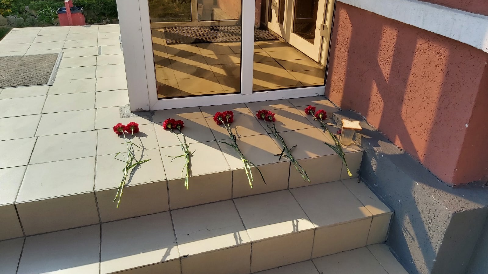 В Пензе активисты возложили гвоздики к обкому КПРФ