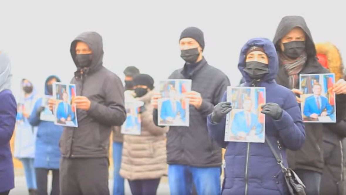«Хабаровск не сдаётся!»: активисты устроили флешмоб в поддержку экс-губернатора Сергея Фургала