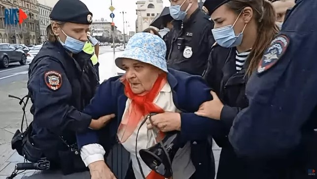Народные сходы проходят в Москве, Воронеже, Новосибирске. В Москве задержали пенсионерку