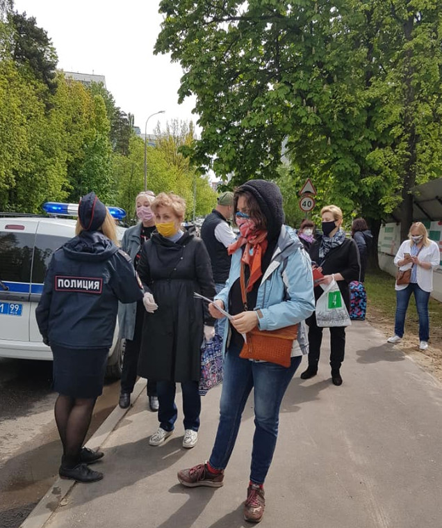 Сергей Митрохин не дал задержать москвичей, защищавших деревья на месте стартового дома по реновации