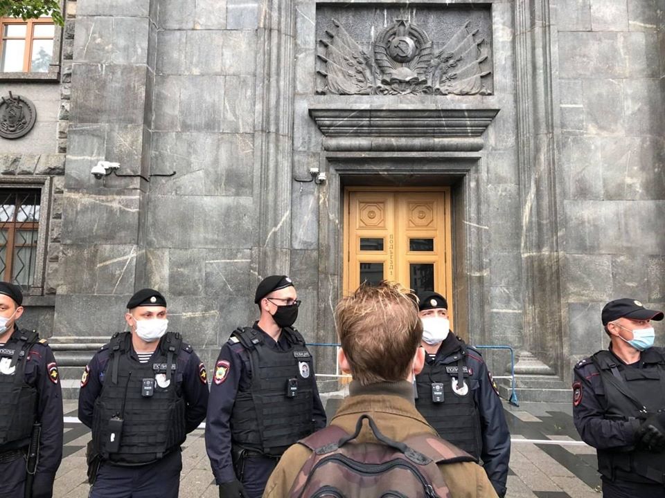 Задержан за то, что смотрел на полицейских