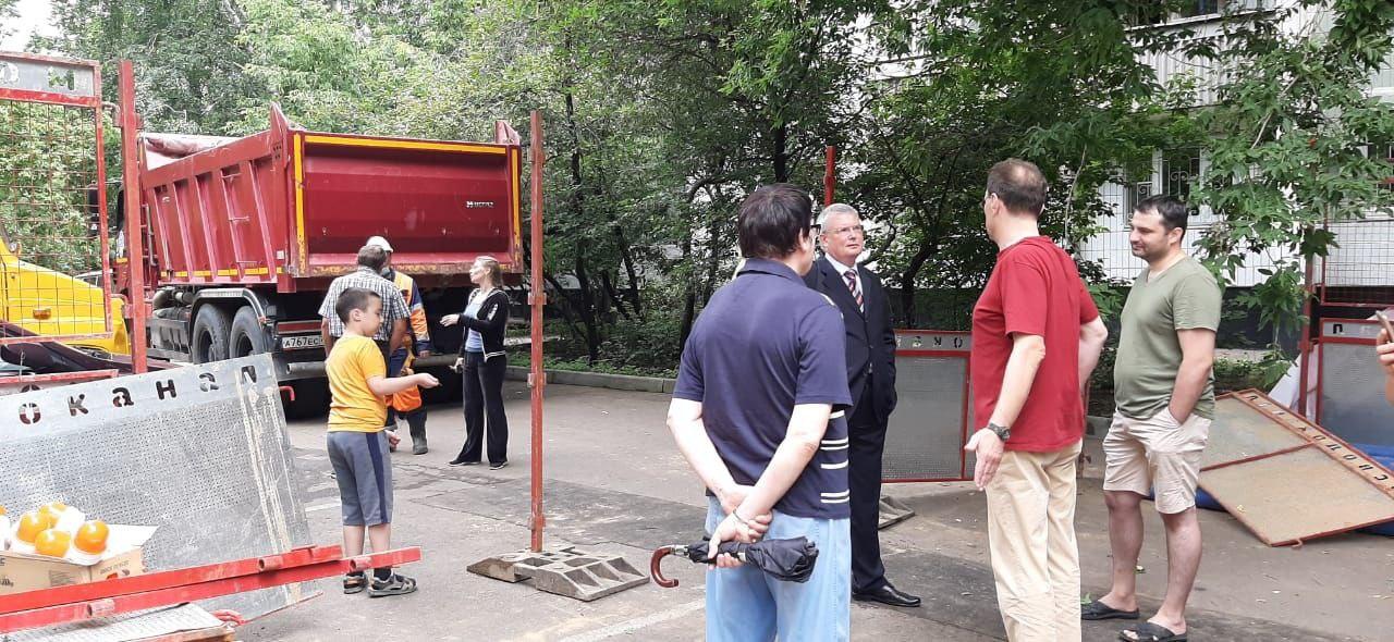 «Мы стоим под экскаватором». Люди выходят против незаконной стройки в Бабушкинском районе