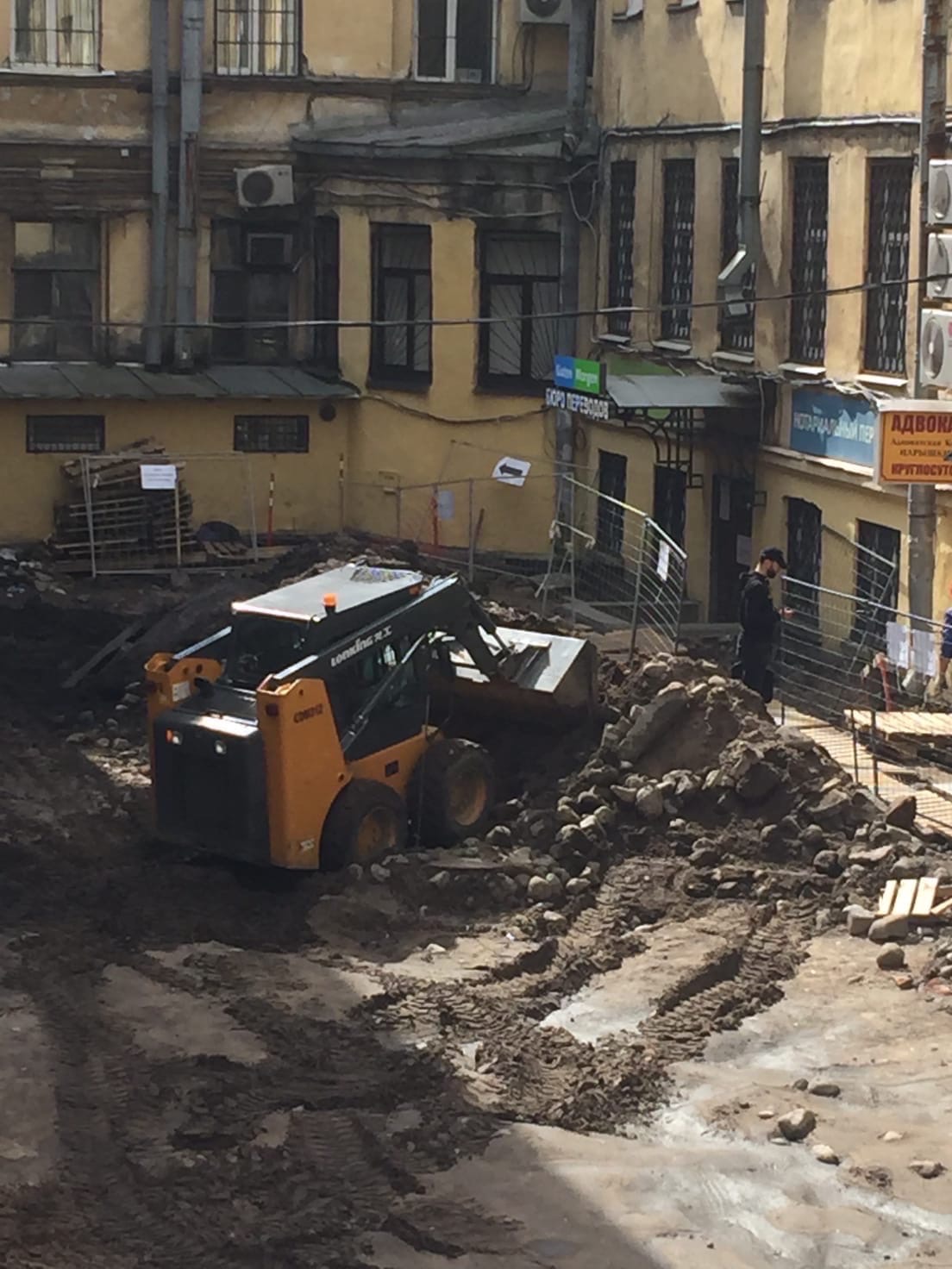 В Петербурге подрядчик с применением силы к горожанам уничтожил историческую брусчатку