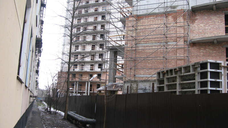 Уплотнительное строительство под видом реновации ведется в Петербурге