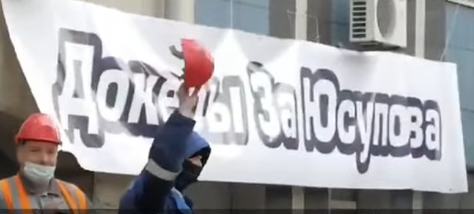 Рабочие порта во Владивостоке забросали касками президента транспортной группы FESCO