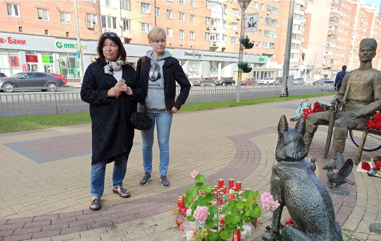 Раиса Немцова принесла цветы на мемориал Ирины Славиной