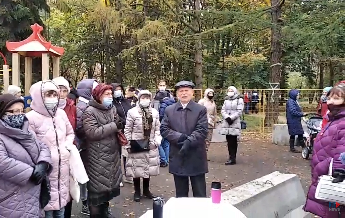 Борьба за Берёзовую аллею в Москве: строители попытались разобрать детскую площадку