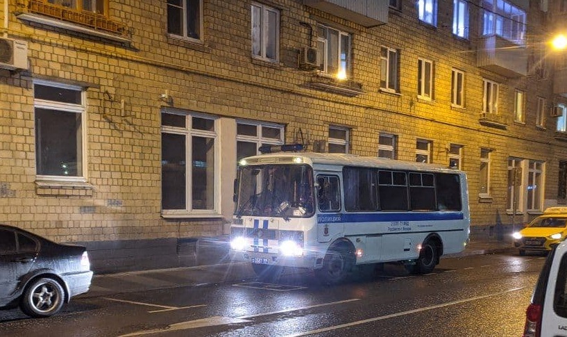 Задержанные участницы пикетов против домашнего насилия провели всю ночь в автозаке