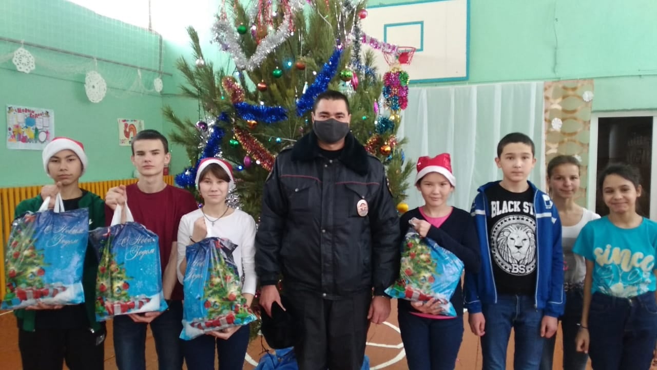 В Оренбурге подозреваемый в пытках полицейский пришёл на детский утренник в школу-интернат