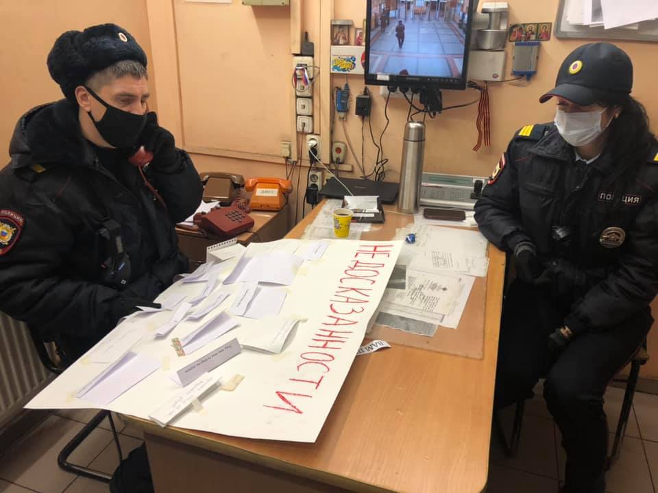 В Петербурге задержали активисток за перфоманс "Почта недосказанностей"