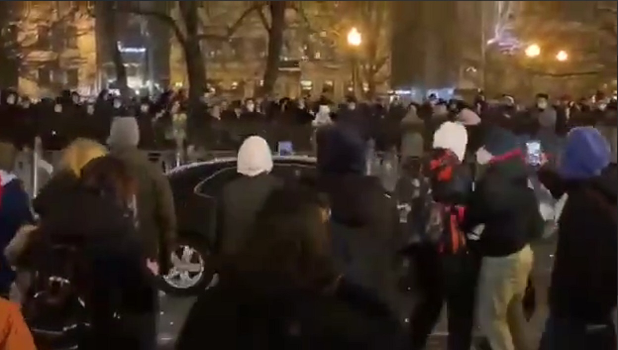 Полиция задержала блогера, подозреваемого в закидывании снежками машины ФСБ