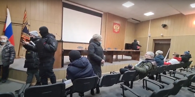 В Новосибирске задержали около 30 человек за "кормление голубей"