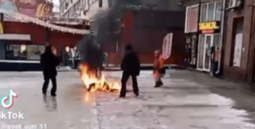 Мужчина, который поджег себя на акции в Москве 31 января, умер в больнице