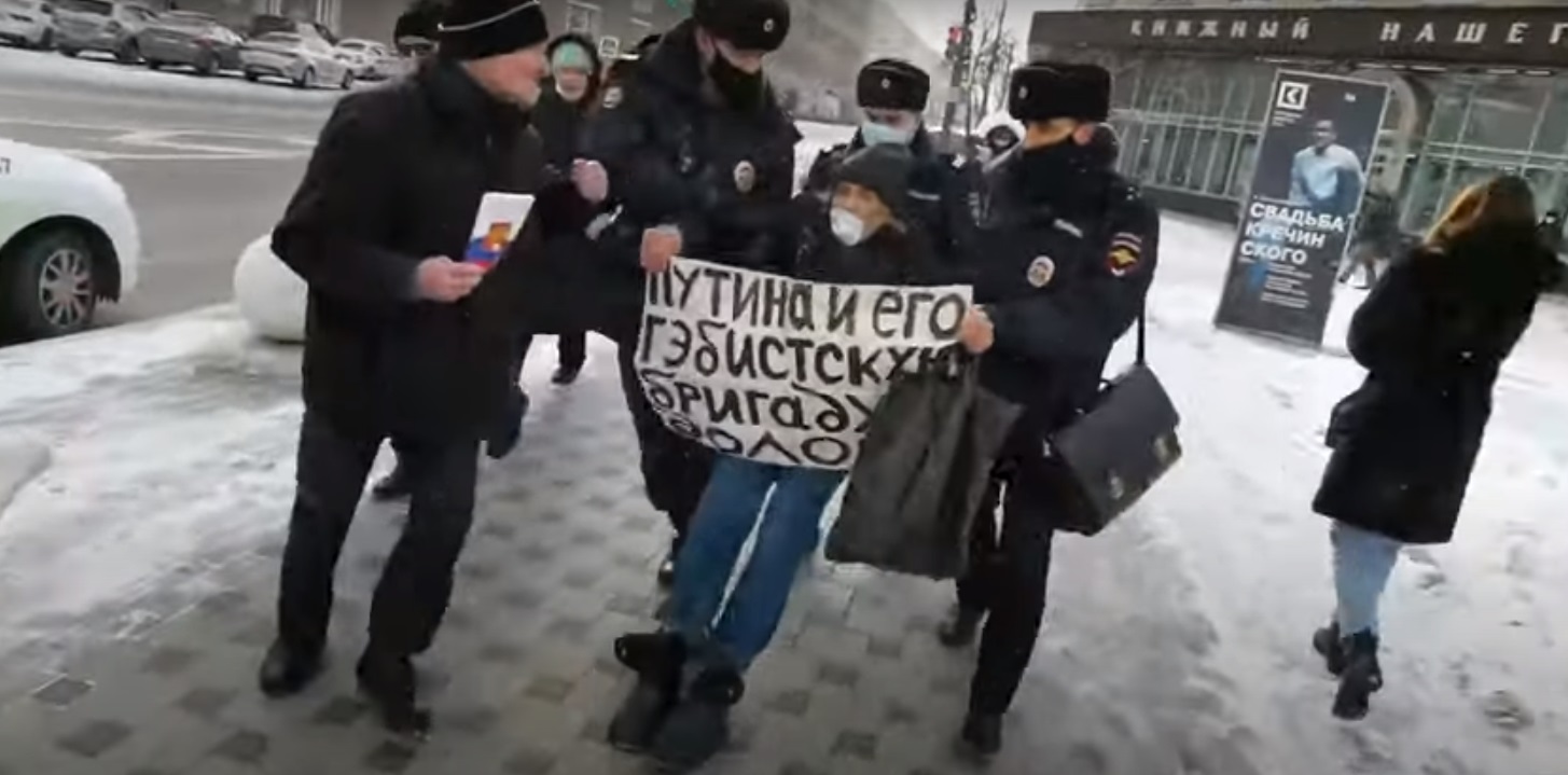 В Воронеже полицейские грубо задержали пенсионера из-за одиночного пикета