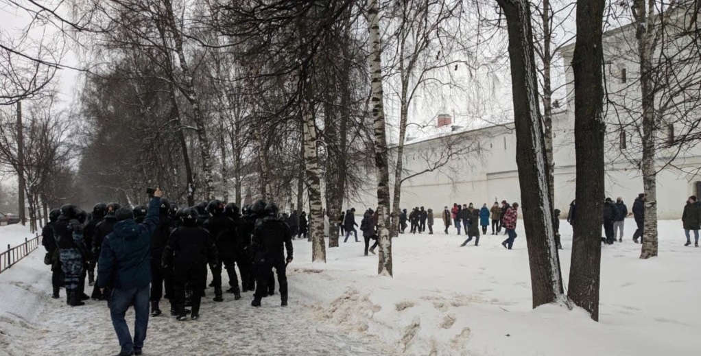 В Вологде десятикласника вынудили уйти из школы после задержания на митинге