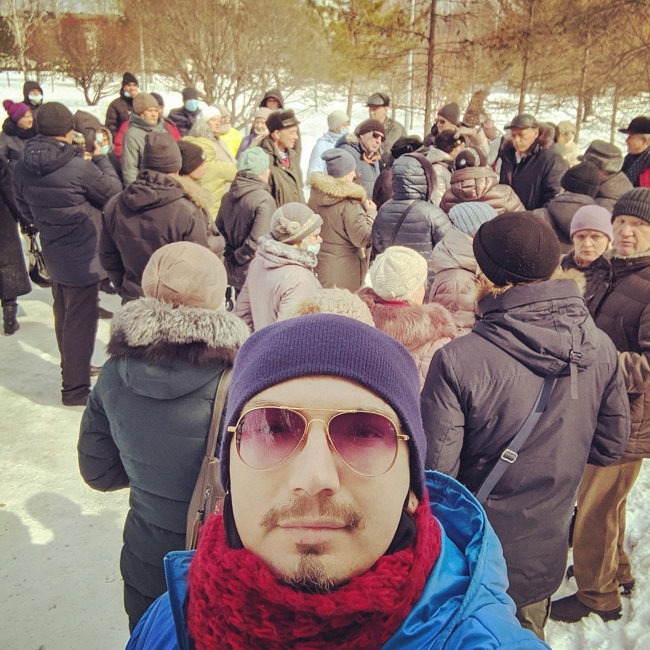 Омичи, недовольные строительством храма в Сквере Молодоженов, устроили стихийный митинг.