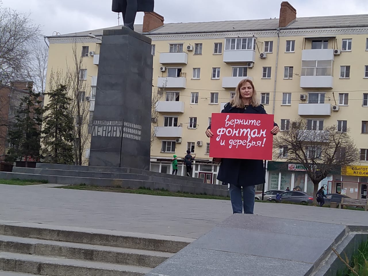 Жители Ростова-на-Дону встали в одиночные пикеты с требованием восстановить городской фонтан