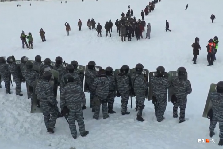 Полицейских из Екатеринбурга наказали за вывод протестующих на лёд городского пруда