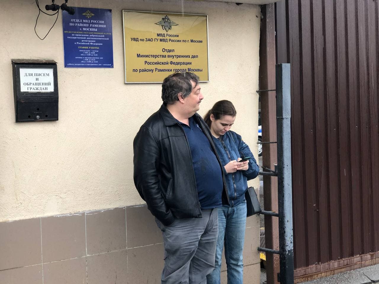 В Москве за участие в митинге 21 апреля преследуют двух журналистов и писателя Дмитрия Быкова