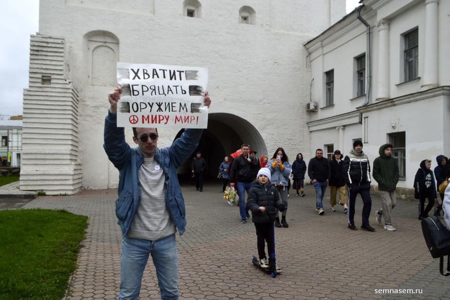 В Ярославле активист провел пикет против милитаризма