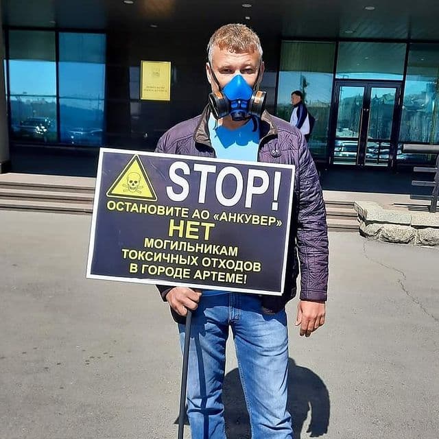 Он не политический, его не трогаем