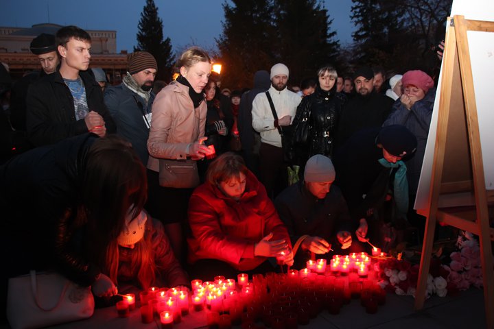 Сотни жителей Новосибирска пришли на акцию памяти убитой школьницы