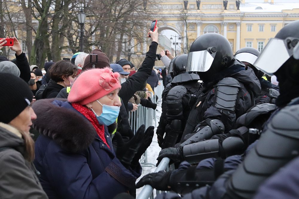 Полицейские в Петербурге "не нашли" сотрудника, который ударил женщину в живот