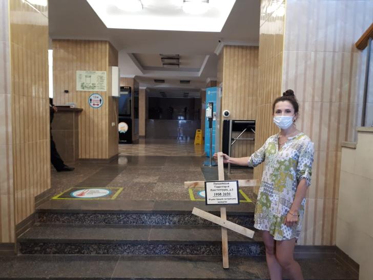 Жители Уфы пришли к мэрии с кладбищенским крестом