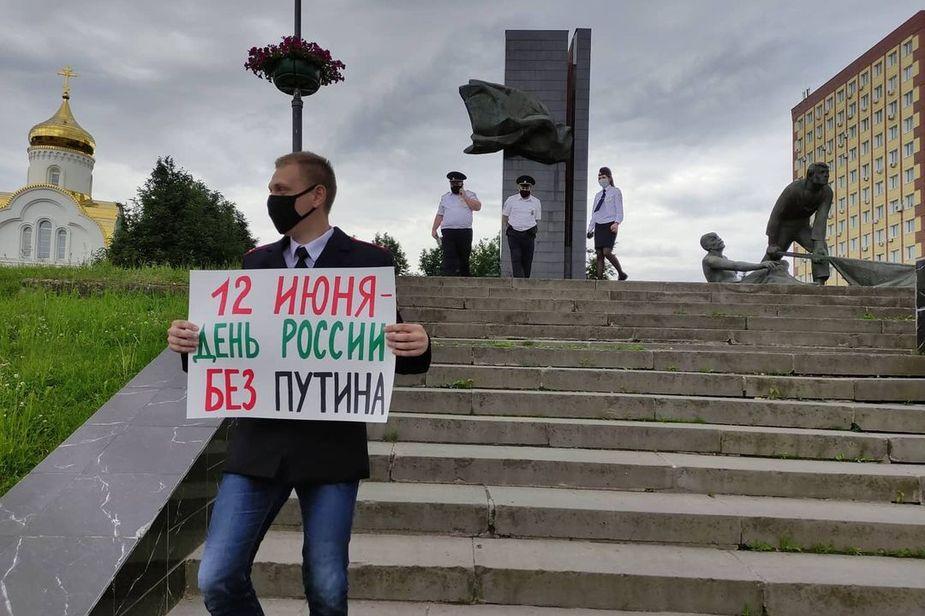 В День России в Калуге и Иванове прошли одиночные пикеты против Путина