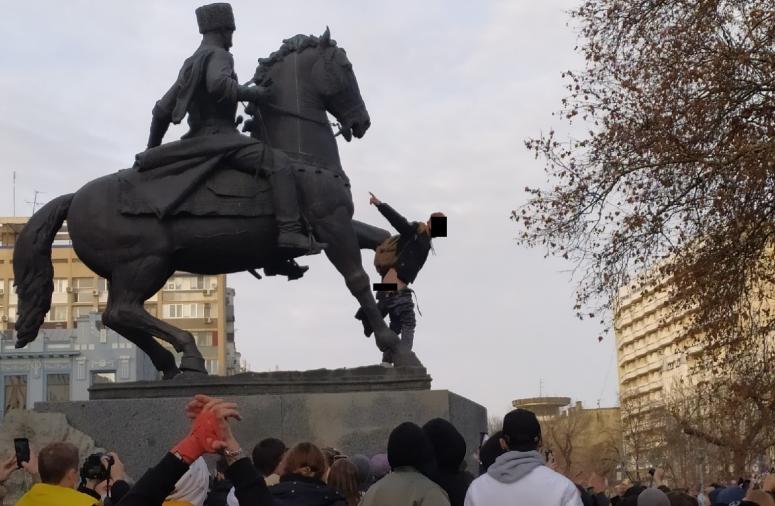 В Краснодаре активисту дали условный срок за показанный каменному казаку голый зад