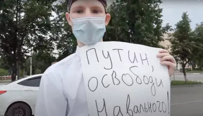 В Новокузнецке задержали активиста во время одиночного пикета в поддержку Навального
