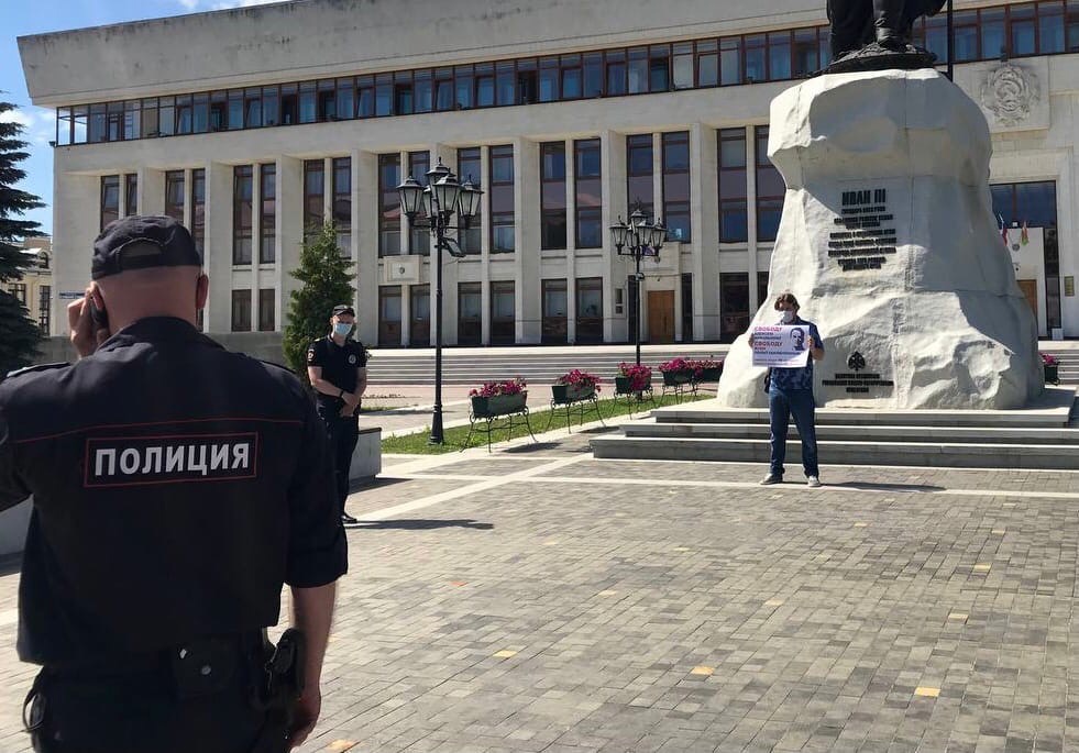 В Калуге и Петербурге задержали участников одиночных пикетов